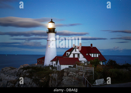 Die wohlwollende Sentinel, Portland Head Light in der Nacht, Portland, Maine, USA Stockfoto