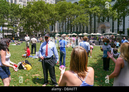 New York, USA. 26. Juli 2013. Der Bryant Park Jongleure andere Lehren und genießen Sie jonglieren mit einander im Bryant Park 26. Juli 2013 in New York City. Bildnachweis: Donald Bowers/Alamy Live News Stockfoto