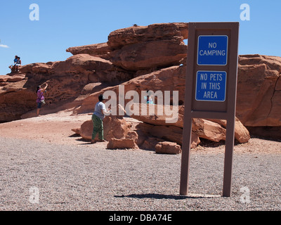 Touristen und ihre Kinder an einer Raststätte roten Felsen entlang der Interstate 40 in Arizona, USA Stockfoto