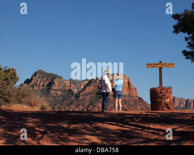 Paar genießt die Landschaft am Flughafen Mesa, eine elektrische (männliche) Energiewirbel in Sedona, Arizona, USA Stockfoto