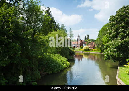 Str. Marys Kirche erhebt sich oberhalb des Dorfes von Whitchurch-on-Thames an der Themse, Oxfordshire, England Stockfoto