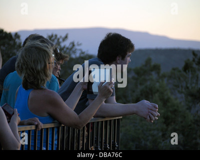 Frau mit dem iPad zu fotografieren, den Sonnenuntergang von touristischen Aussichtspunkt in Sedona, Arizona, USA Stockfoto