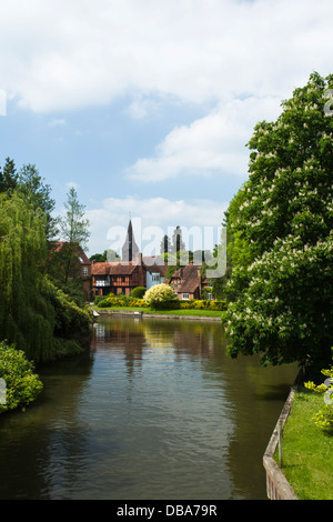 Str. Marys Kirche erhebt sich oberhalb des Dorfes von Whitchurch-on-Thames an der Themse, Oxfordshire, England Stockfoto