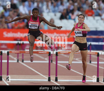 London, UK. 26. Juli 2013. während die IAAF Diamond League Jubiläumsspiele aus dem Olympiastadion, Queen Elizabeth Olympic Park. Perri Shakes-Drayton und Zuzana Hejnova in den Frauen 400m Hürden-Credit: Action Plus Sport/Alamy Live News Stockfoto