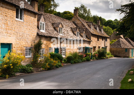 Eine Reihe von traditionell Stein gebauten Hütten in der malerischen Cotswolds Dorf von Snowshill in Gloucestershire, England Stockfoto