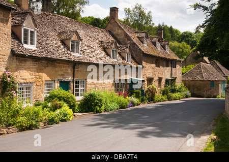 Eine Reihe von traditionell Stein gebauten Hütten in der malerischen Cotswolds Dorf von Snowshill in Gloucestershire, England Stockfoto