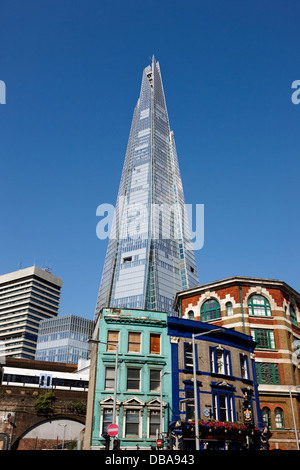 der Shard Gebäude überragt lokalen Gebäude in Southwark, London England UK Stockfoto