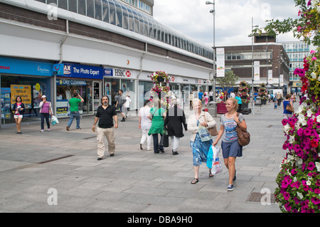 Menschen zu Fuß durch die Fußgängerzone Marktplatz in Sunderland, Nord-Ost England UK Stockfoto