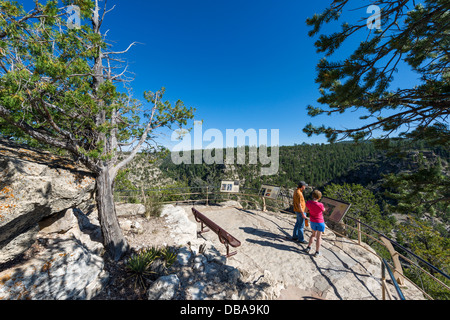 Touristen an einem Aussichtspunkt in Walnut Canyon National Monument in der Nähe von Flagstaff, Arizona, USA Stockfoto