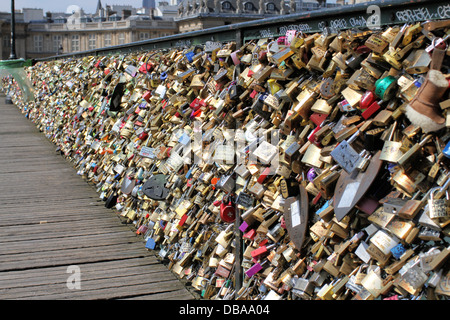 Vorhängeschlösser zieren Pont des Arts (oder Brücke der Liebenden) in Paris, Frankreich. Stockfoto