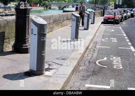 Autolib Ladestationen am Quai Aux Fleurs, Paris. Autolib ist der electric Car sharing-Service begann im Dezember 2011 Stockfoto