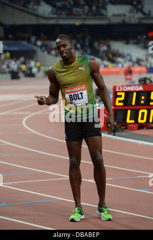 Usain Bolt feiert nach dem Sieg in den 100m der Männer in einer Bestzeit von 9.85 Sekunden beim London Anniversary Games Diamond League Athletics Meeting, 26. Juli 2013 Quelle: Martin Bateman/Alamy Live News Stockfoto