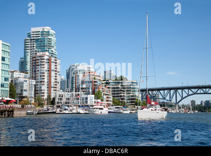 Eigentumswohnung Gebäude und ein Yachthafen blicken auf False Creek, einer kurzen Bucht im Herzen von Vancouver, British Columbia, Kanada. Stockfoto