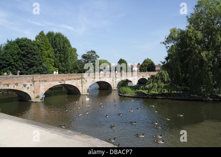 Die alte Straßenbahn-Brücke über den Fluss Avon in Stratford-Upon-Avon Stockfoto