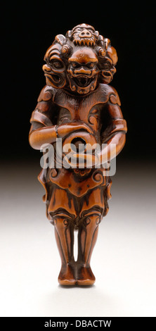 Ryujin, der Herrscher über Meere und Gezeiten in der japanischen Mythologie, wird in diesem Kunstwerk dargestellt. Die Figur symbolisiert die Kontrolle über die Ozeane und unterstreicht die kulturelle Bedeutung von Wasser und Natur in japanischen Glaubenssystemen. Stockfoto