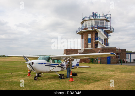 Leichtflugzeug Cessna und Kontrolle Turm am City Airport früher Barton Flugplatz in Eccles, Manchester. Stockfoto