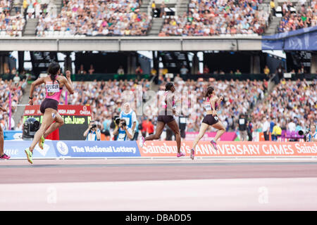 London, UK. 26. Juli, Zuzana Hejnova (rechts) 1. Platz und Perri Shakes-Drayton (links) 2. Platz in Aktion in der 400m Damen Hürden, Geburtstag Spiele britischen Leichtathletik, London. 2013. Foto: Credit: Rebecca Andrews/Alamy Live-Nachrichten Stockfoto