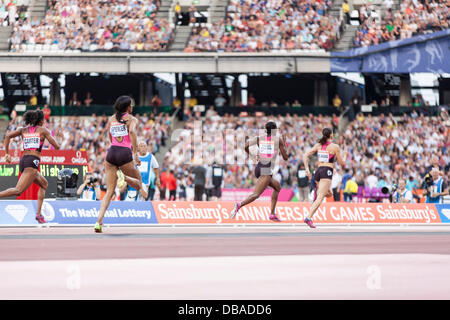 London, UK. 26. Juli, Zuzana Hejnova (rechts) 1. Platz und Perri Shakes-Drayton (links) 2. Platz in Aktion in der 400m Damen Hürden, Geburtstag Spiele britischen Leichtathletik, London. 2013. Foto: Credit: Rebecca Andrews/Alamy Live-Nachrichten Stockfoto