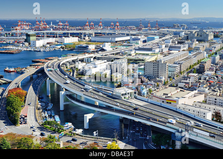 Weltstädtische Schnellstraße verläuft Häfen in der Ferne in Yokohama, Japan, die zweitgrößte Stadt des Landes. Stockfoto