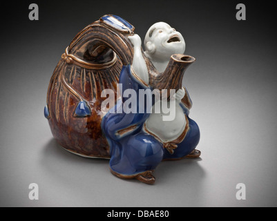 Sake-Schiff in der Form von Hotei mit seiner Tasche M.2004.216.26a-b Stockfoto