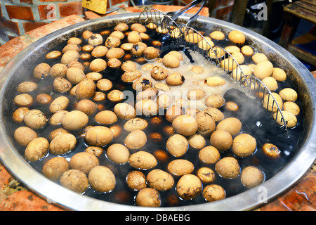 Eiern Kochen auf einem Markt in Jiufen, Taiwan. Stockfoto