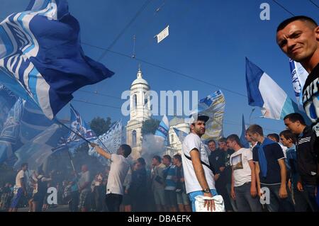 Jul.26, 2013 - St Petersburg, Russland Â €"Prozession der Fußball-fans in St. Petersburg. Rund 5.000 Fans des Fußballvereins "Zenit" marschierten mit dem Pfeil der Vasilevsky Insel zum Stadion "Petrowski". Fans des FC "Zenit" bekam keine Einigung auf dem Vormarsch, was sie heute anziehen, 26. Juli 2013, zu Ehren der Fußball-Saison. Keine Vorfälle während des Marsches war nicht. Und die Fans und der Polizei waren korrekt. (© Andrey Pronin / ZUMAPRESS.com) Stockfoto