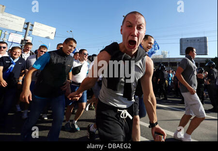 26. Juli 2013 März - St. Petersburg, Russland - A Fan schreit in die Kamera, als Tausende von Fußballfans Zenit, das Petrowski-Stadion anlässlich der Fußball-Saison 2014. Keine Vorfälle ereigneten sich als Polizei Wache standen. (Kredit-Bild: © Andrey Pronin/ZUMAPRESS.com) Stockfoto