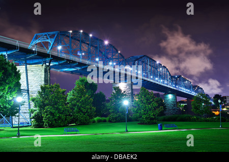 Walnut Street Bridge über Coolidge Park in Chattanooga, Tennessee. Stockfoto