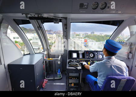 Ein Dirigent treibt die Yui-Einschienenbahn in Naha, Okinawa, Japan. Stockfoto