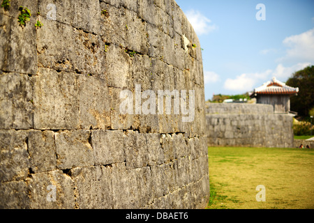 Schützende Mauer auf dem Gelände des Shuri Castle in Naha, Okinawa, Japan. Stockfoto