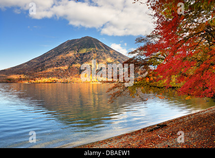 Berge und See Chuzenji in Nikko, Japan. Stockfoto