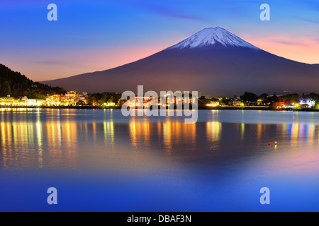 Mt. Fuji mit Twilight Farben in Japan. Stockfoto