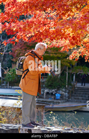 Personen, Falllaub in Arashiyama, Kyoto, Japan. Stockfoto