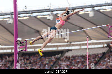 London, UK. 26. Juli, Jennifer Suhr in Aktion im Stabhochsprung Frauen in der Diamond League Spiele, Geburtstag Spiele britischen Leichtathletik, London. 2013. Foto: Credit: Rebecca Andrews/Alamy Live-Nachrichten Stockfoto