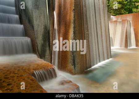 Portland Oregon städtischen öffentlichen Parks Zimmerbrunnen mit Treppe Schritte Langzeitbelichtung Stockfoto