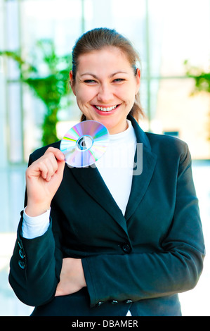 Junge glücklich Geschäftsfrau hält CD Stockfoto