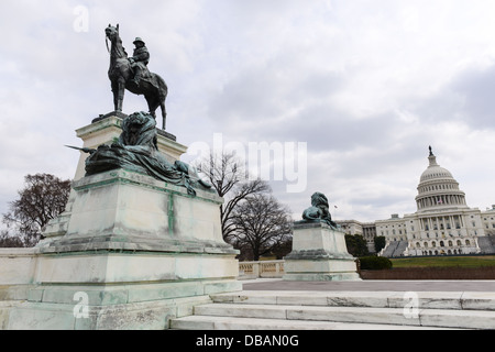 Statue vor Kapitol Gebäude zu gewähren Stockfoto