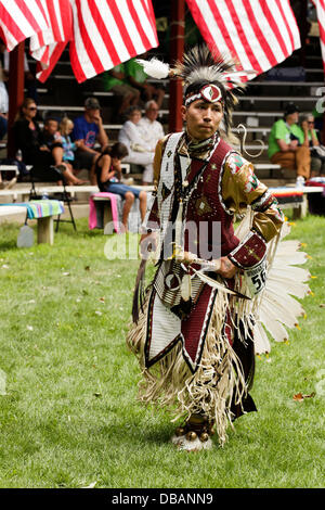 Winnebago, Nebraska, USA. 26. Juli 2013. INYAN EAGLE ELK, Chicago, IL, und ein Mitglied der Ho-Chunk Winnebago Stamm Tänze in der 147. Heimkehr Jahresfeier "pow-Wow, von der Winnebago Tribe of Nebraska. Das fest erinnert an die Rückkehr des Krieges Chief Little Priest and Company "A'Fort Omaha Pfadfinder, 34. Nebraska Volunteers. Dieser Band der Indianer kämpften von 1863-66 mit General A. Sully von der United States Army gegen die Lakota Bänder, Northern Cheyenne, Northern Arapahoe und Santee Dakota-Bands. Bildnachweis: Jerry Mennenga /Jerry Mennenga/ZUMAPRESS.com/Alamy Live-Nachrichten Stockfoto