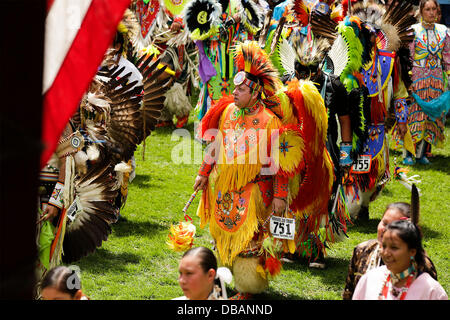 Winnebago, Nebraska, USA. 26. Juli 2013. MIKE SCHEIBLHOFER, Omaha, NE, center, und ein Mitglied des Stammes Omaha tanzt in der 147. Jahresfeier Heimkehr "pow-Wow, von der Winnebago Tribe of Nebraska. Das fest erinnert an die Rückkehr des Krieges Chief Little Priest and Company "A'Fort Omaha Pfadfinder, 34. Nebraska Volunteers. Dieser Band der Indianer kämpften von 1863-66 mit General A. Sully von der United States Army gegen die Lakota Bänder, Northern Cheyenne, Northern Arapahoe und Santee Dakota-Bands. Bildnachweis: Jerry Mennenga /Jerry Mennenga/ZUMAPRESS.com/Alamy Live-Nachrichten Stockfoto