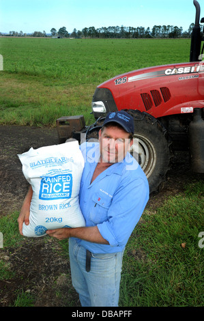 Byodynamischer Landwirt mit braunem Reis, der in NSW Australien angebaut wird Stockfoto