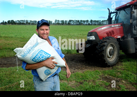 Byodynamischer Landwirt mit braunem Reis, der in NSW Australien angebaut wird Stockfoto