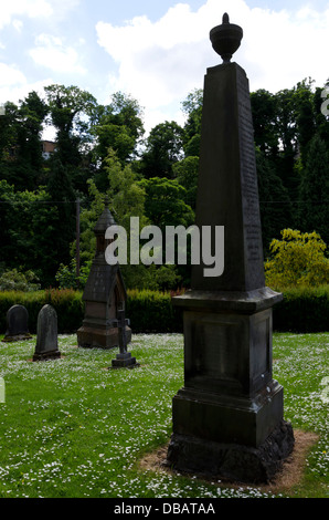 Der Friedhof der Pfarrkirche St. Cuthbert in Colinton Dorf, Edinburgh, Schottland. Stockfoto