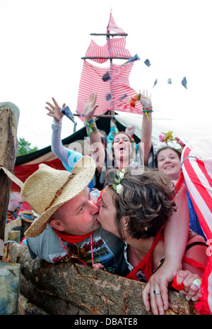 Glastonbury Festival 2013 - Mark und Kate aus Staffordshire feiern Sie ihre Hochzeit auf einem Schiff der Ehe. Stockfoto
