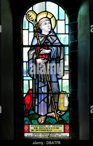 Roggen, East Sussex, England, UK. St. Antonius von Padua-Kirche. Glasmalerei-Fenster. Stockfoto