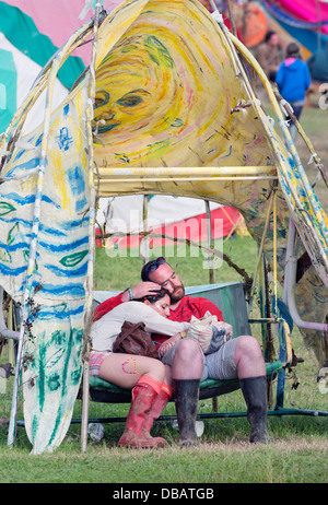 Glastonbury Festival 2013 - ein paar entspannende im Feld Heilung. Stockfoto