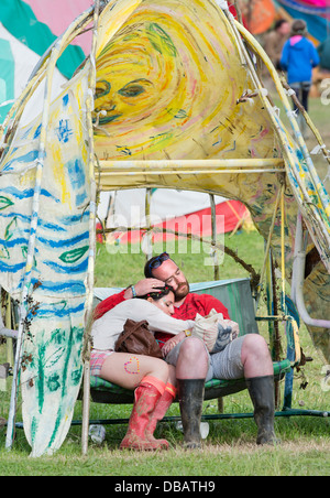 Glastonbury Festival 2013 - ein paar entspannende im Feld Heilung. Stockfoto