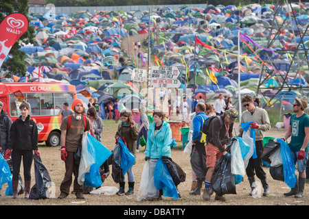 Glastonbury Festival 2013 UK A Bande von Wurf Kommissionierer in der Nähe der Pyramide-Bühne Stockfoto