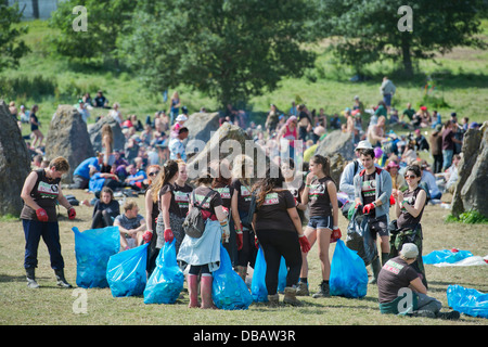 Glastonbury Festival 2013 UK A recycling Team in der Nähe der Steinkreis Stockfoto