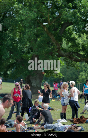 Glastonbury Festival 2013 UK Nachtschwärmer entspannend in der Nähe des Steinkreis Stockfoto