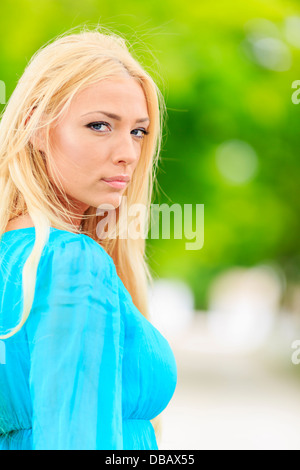 Porträt der jungen blonden Frau Stockfoto